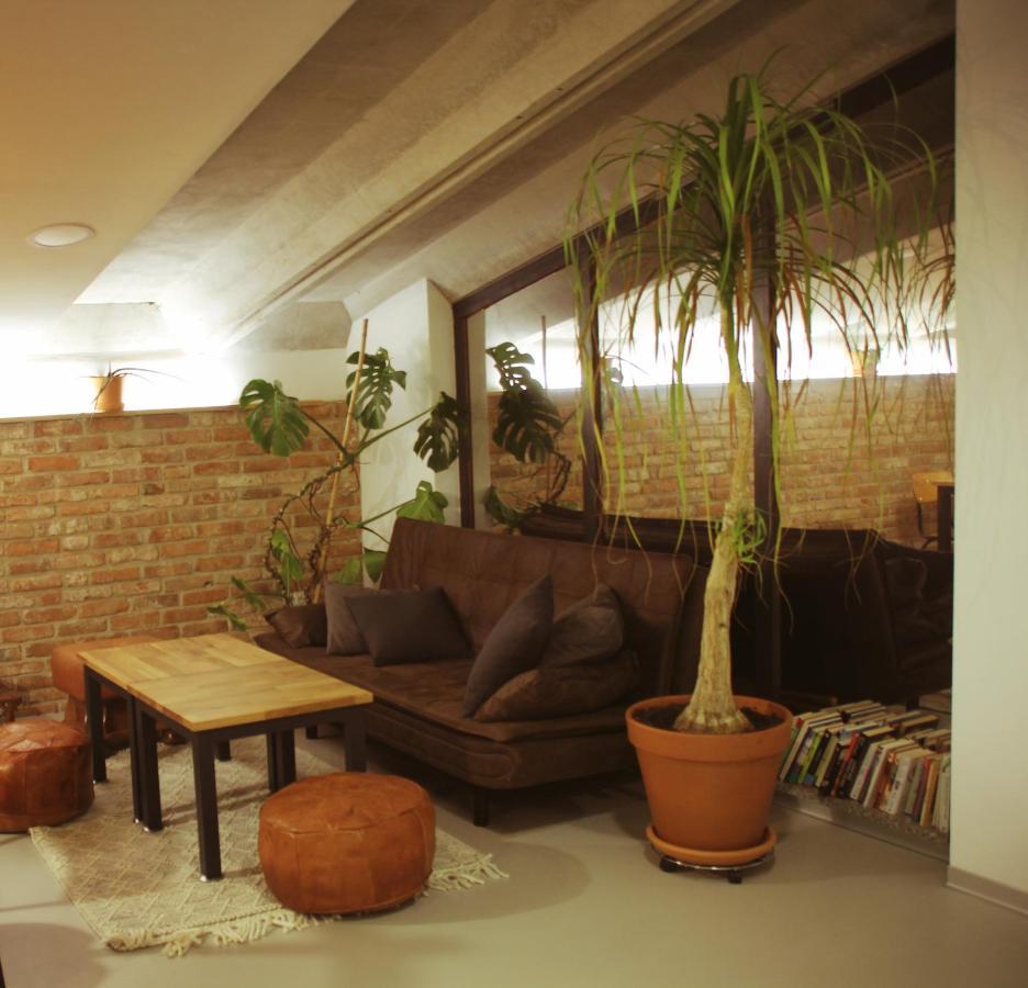 נובה גוריקה Garage Hostel מראה חיצוני תמונה