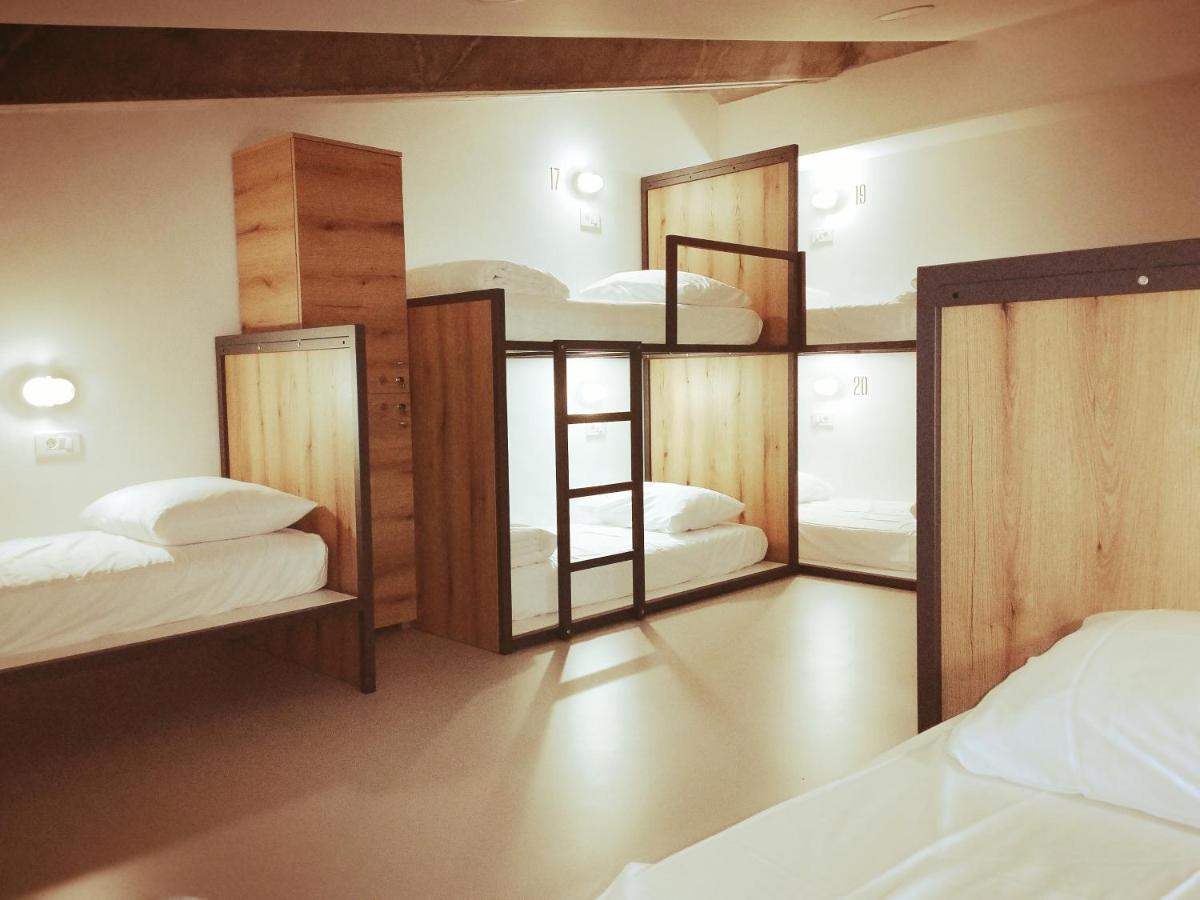 נובה גוריקה Garage Hostel מראה חיצוני תמונה