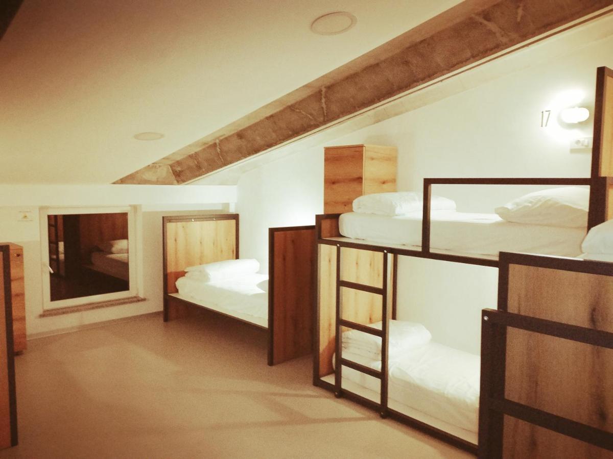 נובה גוריקה Garage Hostel מראה חיצוני תמונה
