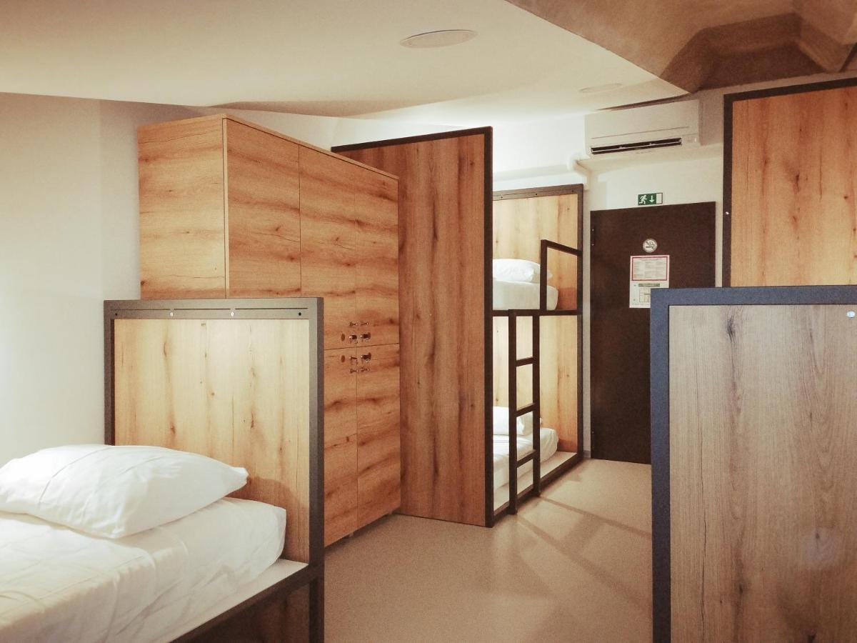 נובה גוריקה Garage Hostel מראה חיצוני תמונה