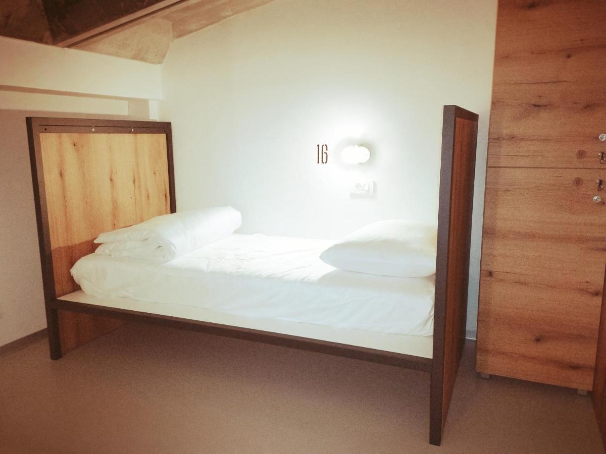 נובה גוריקה Garage Hostel מראה חיצוני תמונה