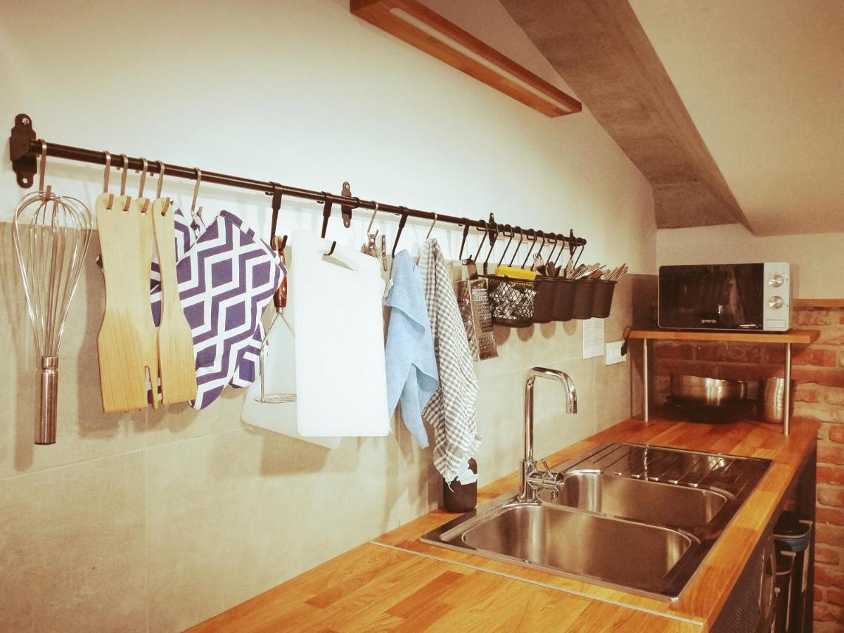 נובה גוריקה Garage Hostel מראה חיצוני תמונה